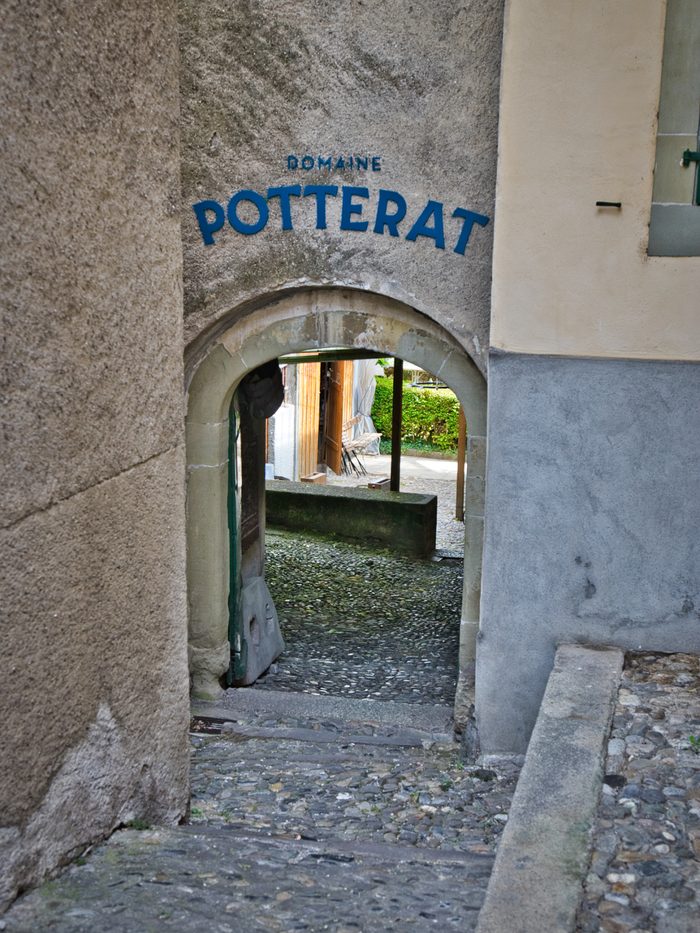 L'entrée du Domaine Potterat, sous l'arche